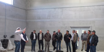 Fiscal visita centro de rehabilitación menonita en Manitoba
