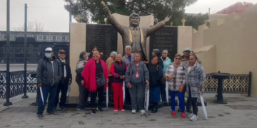 Adultos mayores visitan Museo Casa Juan Gabriel como parte de programa cultural