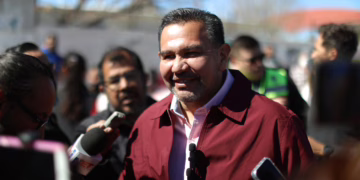 Cruz Pérez Cuéllar se reúne con Zoé Robledo para atraer especialistas a Juárez