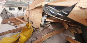 Atiende derrumbe de techo en Puerto La Paz por fuertes vientos
