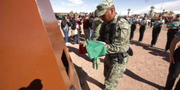Conmemoran Día de la Bandera con incineración y abanderamiento en Juárez