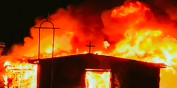 Arrestan a cinco tras riña en incendio de capilla