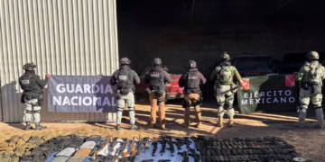 Aseguran casa de seguridad en Namiquipa con arsenal y vehículos blindados
