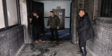 Colonos israelíes vandalizan e incendian mezquita en Cisjordania durante el Ramadán