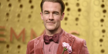 Fallece James Van Der Beek a los 48 años; Hollywood lamenta la pérdida del ícono de Dawson’s Creek