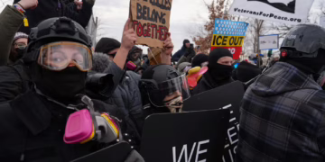 Decenas de arrestos en Minneapolis tras protesta contra operativos migratorios