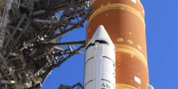 El cohete lunar SLS de la NASA regresa al hangar por falla en el sistema de helio