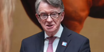 Renuncia jefe de gabinete de Keir Starmer por escándalo Epstein