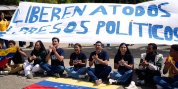 Exigen frente a El Helicoide celeridad en liberación de presos políticos