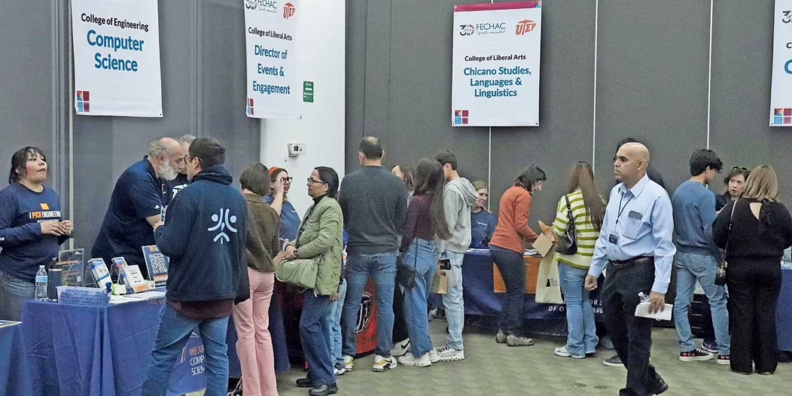 Feria UTEP-Fechac orienta a cientos de aspirantes en Juárez