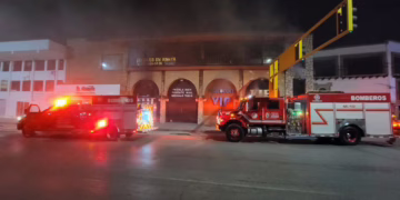 Bomberos controlan incendio en bar de la zona PRONAF