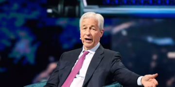 Trump demanda a JPMorgan por 5,000 millones por cierre político de cuentas