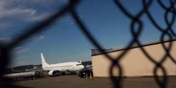 Frena juez federal deportaciones de Trump hacia terceros países