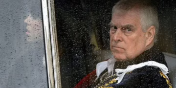 Arrestan al ex príncipe Andrés por conducta en cargo público vinculada a correos con Jeffrey Epstein