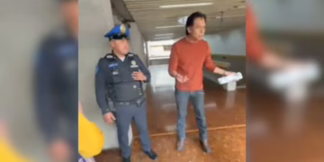 Destituyen a Marx Arriaga Navarro de la SEP tras resistirse al desalojo