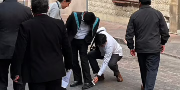  Polémica en Querétaro por limpieza de calzado del ministro Hugo Aguilar