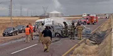 Choque frontal deja tres muertos calcinados en carretera a Cuauhtémoc