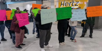 Marx Arriaga llega a Ciudad Juárez y es recibido con protesta por libros de texto