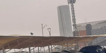 Vientos derriban cristales de Torre Centinela y lesionan a dos personas