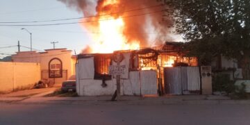 Rescatan a pareja de adultos mayores en incendio en la colonia Riveras del Bravo