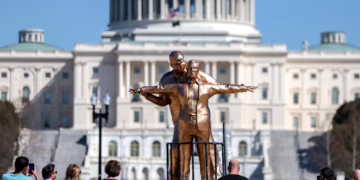 Aparece en el National Mall una estatua satírica de Trump y Epstein inspirada en ‘Titanic’