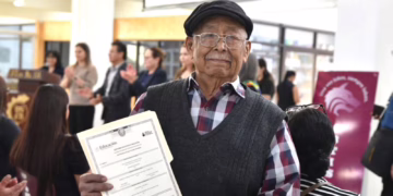A los 94 años concluye primaria en el ICHEA