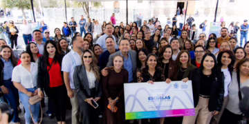 Bonilla entrega cheques de Escuelas Competitivas a 56 planteles