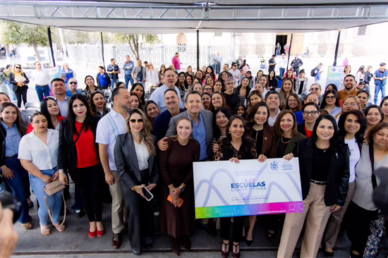 Bonilla entrega cheques de Escuelas Competitivas a 56 planteles
