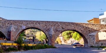 Puente Calicanto de Parral se protege con la instalación de puertas para restringir el paso de motocicletas