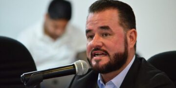 Avitia defiende a Brighite Granados e  irrumpe en conferencia de Cuauhtémoc Estrada
