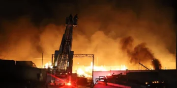Movilización de emergencia por incendio en tarimera de la carretera a Juárez