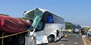 Accidente de autobús juarense deja cuatro muertos y diez lesionados en carretera de Veracruz