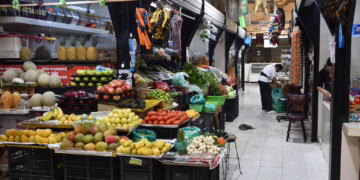 Inflación en México sube a 4.02% anual en febrero y sale del rango meta de Banxico