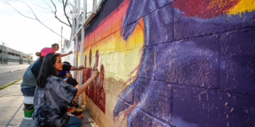 Estudiantes del CMA pintan mural colectivo en el Iron Woman Challenge