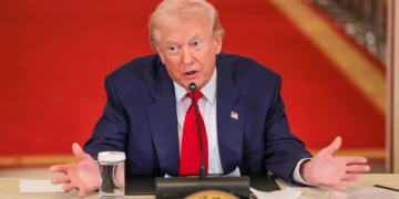 Trump afirma que EE.UU. «destruye por completo» a Irán y promete más ataques este viernes