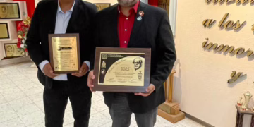 Reconocen a cronistas deportivos Adolfo Palomares y Sergio Cruz por 20 años de trayectoria