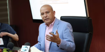 Cuauhtémoc Estrada compara becas estatales y federales: 973 vs 9 mil 500 pesos por alumno