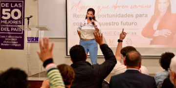 Diputada Xóchitl Contreras motiva a jóvenes de la URN sobre liderazgo y equidad de género