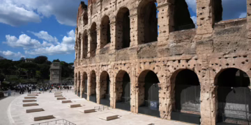 El Coliseo recupera su esplendor con losas de travertino antiguo