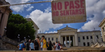 Estudiantes protestan en Universidad de La Habana por crisis energética y afectaciones a clases
