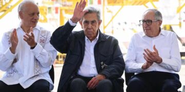 Pemex crea Comisión Consultiva del Petróleo presidida por Cuauhtémoc Cárdenas