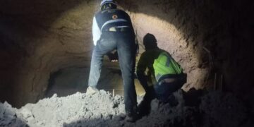 Rescatan con vida a uno de cuatro mineros atrapados en Sinaloa