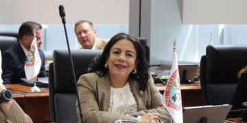 Diputada Rentería acusa a De la Peña por difamación y exige prioridad al transporte público en Juárez