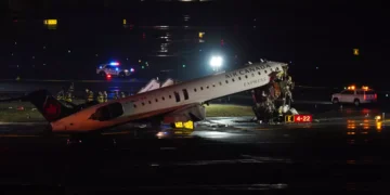 Dos pilotos mueren al chocar un avión de Air Canada con un camión de bomberos en LaGuardia