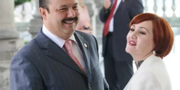 Detienen en El Paso a esposa de César Duarte