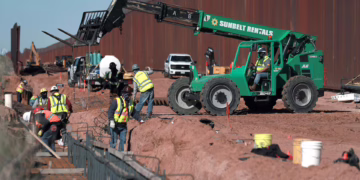 Construyen nuevo tramo del muro negro en la frontera de Juárez y El Paso