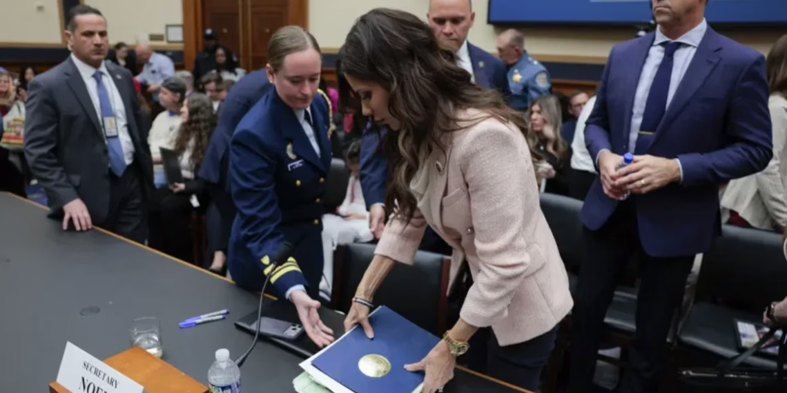 Trump destituye a Kristi Noem y designa a Markwayne Mullin en Seguridad Nacional