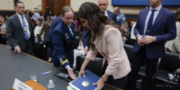 Trump destituye a Kristi Noem y designa a Markwayne Mullin en Seguridad Nacional
