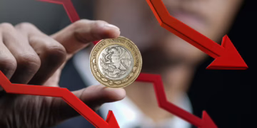 Petróleo sube fuerte y peso cae por cierre del estrecho de Ormuz
