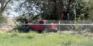 Tres encobijados abandonados en camioneta en el Valle de Juárez